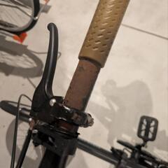 壊れた折りたたみ自転車の画像