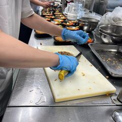 ＼週2〜OK！／3、4時間の短時間OK！無資格・未経験でもサポートがあるので安心！【調理スタッフ】の画像