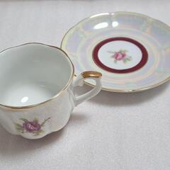 【未使用】✨レトロなバラ柄ティーカップ＆ソーサー（ラスター加工・金縁）【値下げ】の画像