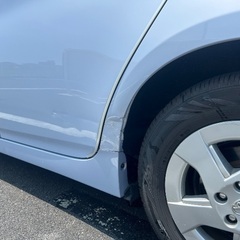 バックカメラ、フロントとバックのセンサー、ドライブレコーダーも搭載されていますが、SDカードを挿入する必要があります。の画像