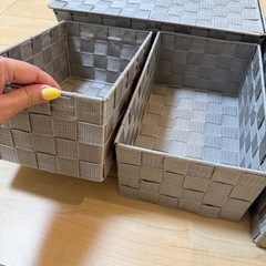 グレーの布製収納ボックスの画像