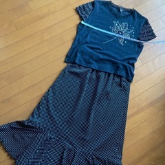 黒の花ビーズTシャツとドット柄スカートの画像