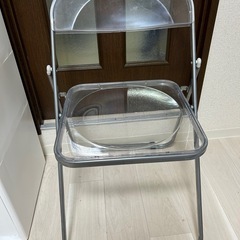 透明イスの画像