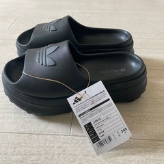 adidas 厚底　サンダルの画像