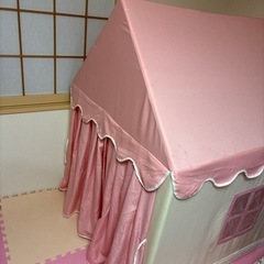女の子　ピンクのテントのおうちの画像