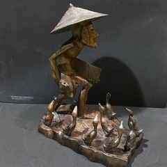 農夫とアヒルの木彫りの人形の画像