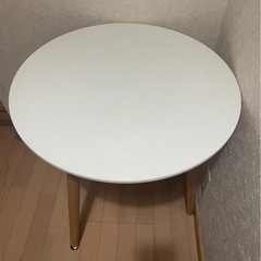オシャレなラウンドテーブルの画像