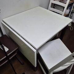 ダイニングテーブルと椅子２つの画像
