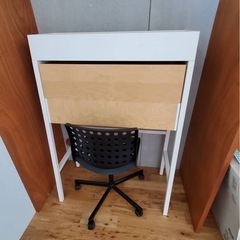 IKEA 勉強机と椅子のセットの画像