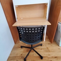 IKEA 勉強机と椅子のセットの画像