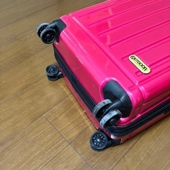 outdoor ピンクのキャリーケースの画像