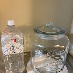 ドリンクディスペンサー　と　ガラス瓶の画像