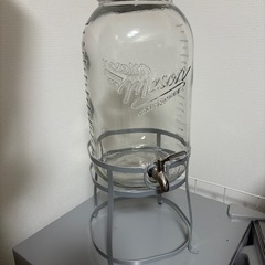 ドリンクディスペンサー　と　ガラス瓶の画像