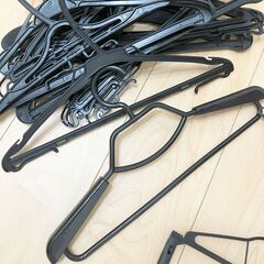 ハンガー 黒 17本 内2本スカート用ハンガーの画像