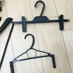 ハンガー 黒 17本 内2本スカート用ハンガーの画像
