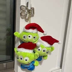 ロッツォのキャラクターチェア＋リトルグリーメンのクリスマスグッズの画像
