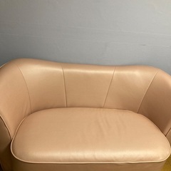 決まりました。定価59000円　新品同様　フランフラン　合皮　アンクレット　2人掛け　ソファー　ベージュピンクの画像