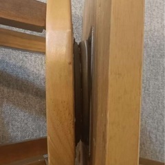 木造テーブルと椅子の画像