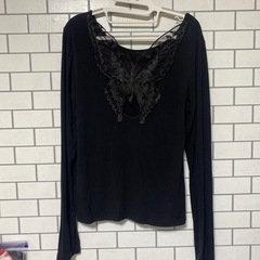 💛背中蝶々 ストレッチあり 薄手トップス sizeMの画像
