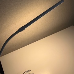 IKEAデスク、椅子、デスクライトの画像