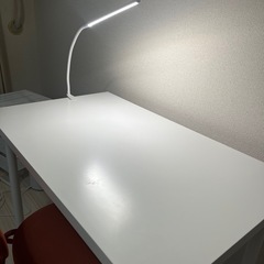 IKEAデスク、椅子、デスクライトの画像