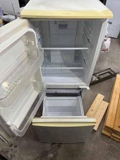 大阪市送料無料‼️冷蔵庫 2017年製 SHARP 137L クリーニング済 大阪市送料無料‼️冷蔵庫 2018年製 SHARP 137L クリーニング済