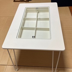 飾り引き出し付きガラステーブルの画像