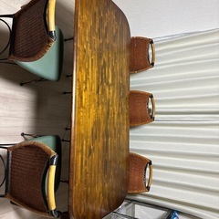 ダイニングテーブルとチェアの画像