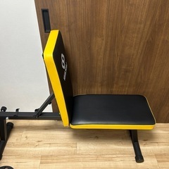 トレーニングベンチ、ダンベルのセットの画像