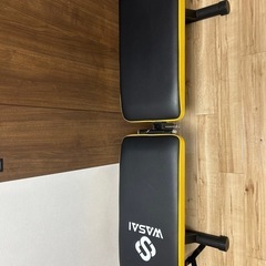 トレーニングベンチ、ダンベルのセットの画像