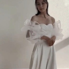 ホワイト オフショルダー フリル ウェディングドレスの画像