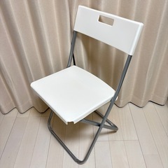 折りたたみ椅子　白の画像