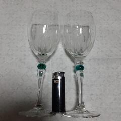 ②ビール2本とグラス2個の画像
