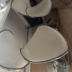 バーカウンター　白　椅子付きの画像