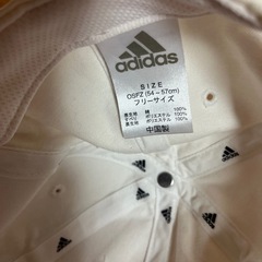adidasキャップ 白の画像