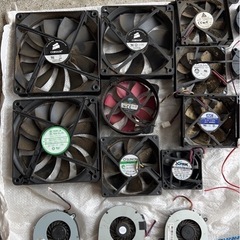 大小様々のファンの画像