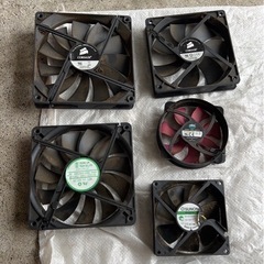 大小様々のファンの画像