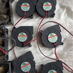 大小様々のファンの画像