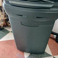 Rubbermaid Wheeled Container コンテナの画像