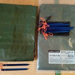 2 Large Tarps with Tent Stakes の画像