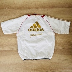 adidas スポーツウェアの画像