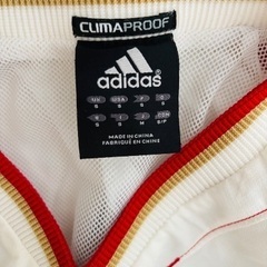 adidas スポーツウェアの画像