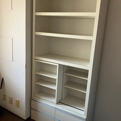 白い書棚の画像