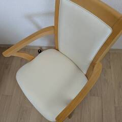 ダイニングチェアー回転式の画像