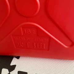 石油ファンヒーターと灯油缶の画像