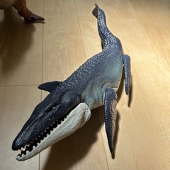 ティラノサウルスとモササウルスのおもちゃの画像