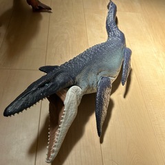 ティラノサウルスとモササウルスのおもちゃの画像