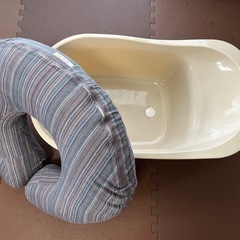 【取引中】ベビーバス＆授乳クッションの画像