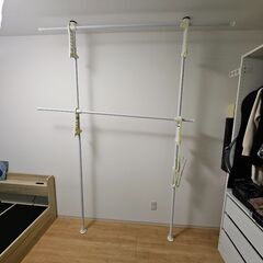 ニトリ　突っ張り物干し　壁画突っ張り物干しの画像