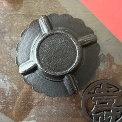 鋳鉄製の花型灰皿　寿文字のデザインの画像